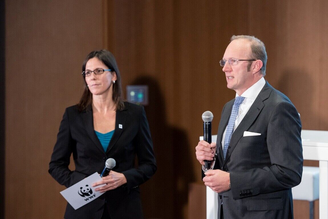 „Durch die Lenkung von Kapitalströmen in nachhaltige Wirtschaftsunternehmen möchten wir den Druck auf die Ressourcen unseres Planeten vermindern“, sind sich WWF Österreich Geschäftsführerin Andrea Johanides und Erste Asset Management Geschäftsführer Heinz Bednar einig.