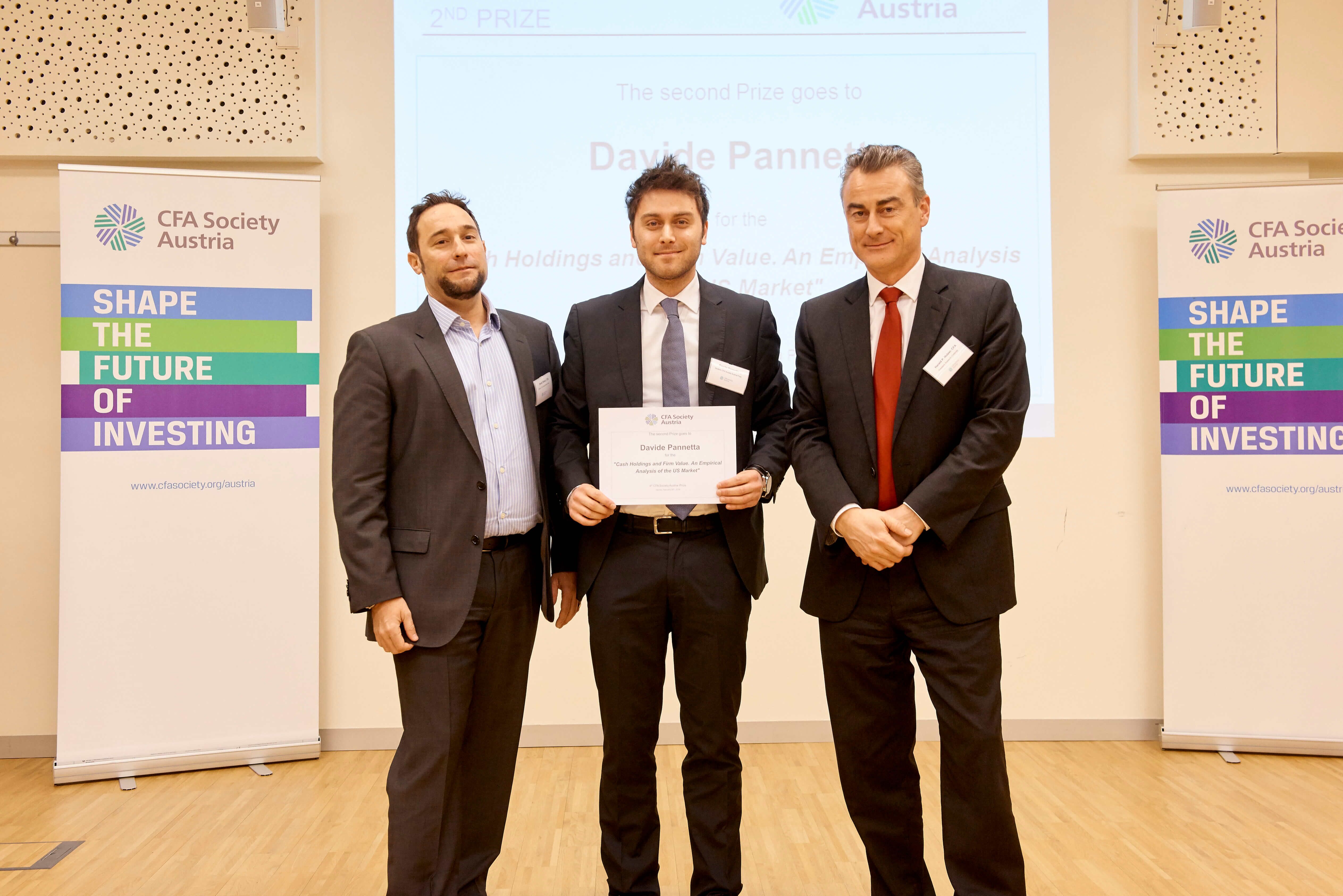 2. Platz: Mitte: Davide Pannetta, links: Daniel Stössl, CFA – Grader rechts: Harald Holzer, CFA – Präsident CFA Society Austria.