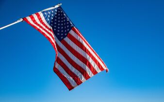 Foto von David Dibert: https://www.pexels.com/de-de/foto/flagge-der-usa-1222438/