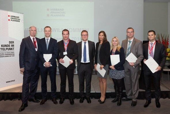 v.l.n.r.: Professor (FH), Mag. Otto Lucius, Reinhard Pirklbauer (Zürcher Kantonalbank AG), Dario Kurtuma (Schoellerbank AG), Mag. Helmut Ettl (FMA), Sandra Assaf BA (Bank Gutmann AG), Mag. (FH) Karin Klausz (Bank Gutmann AG), Martin Schartner (Volksbank Ötscherland eG) und Simon Starkl (Volksbank Niederösterreich AG) (Fotocredit: Sudio Huger)