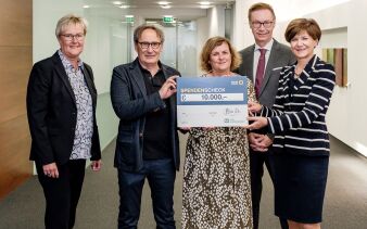 Offizielle Scheckübergabe an das SOS-Kinderdorf: Renate Mittmannsgruber (KEPLER-FONDS KAG), Gerhard Pohl (Leiter SOS-Kinderdorf), Michaela Rimser (SOS-Kinderdorf), Andreas Lassner-Klein (Geschäftsführer der KEPLER-FONDS KAG), Michaela Keplinger-Mitterlehner (Generaldirektor-Stellvertreterin der Raiffeisenlandesbank OÖ)