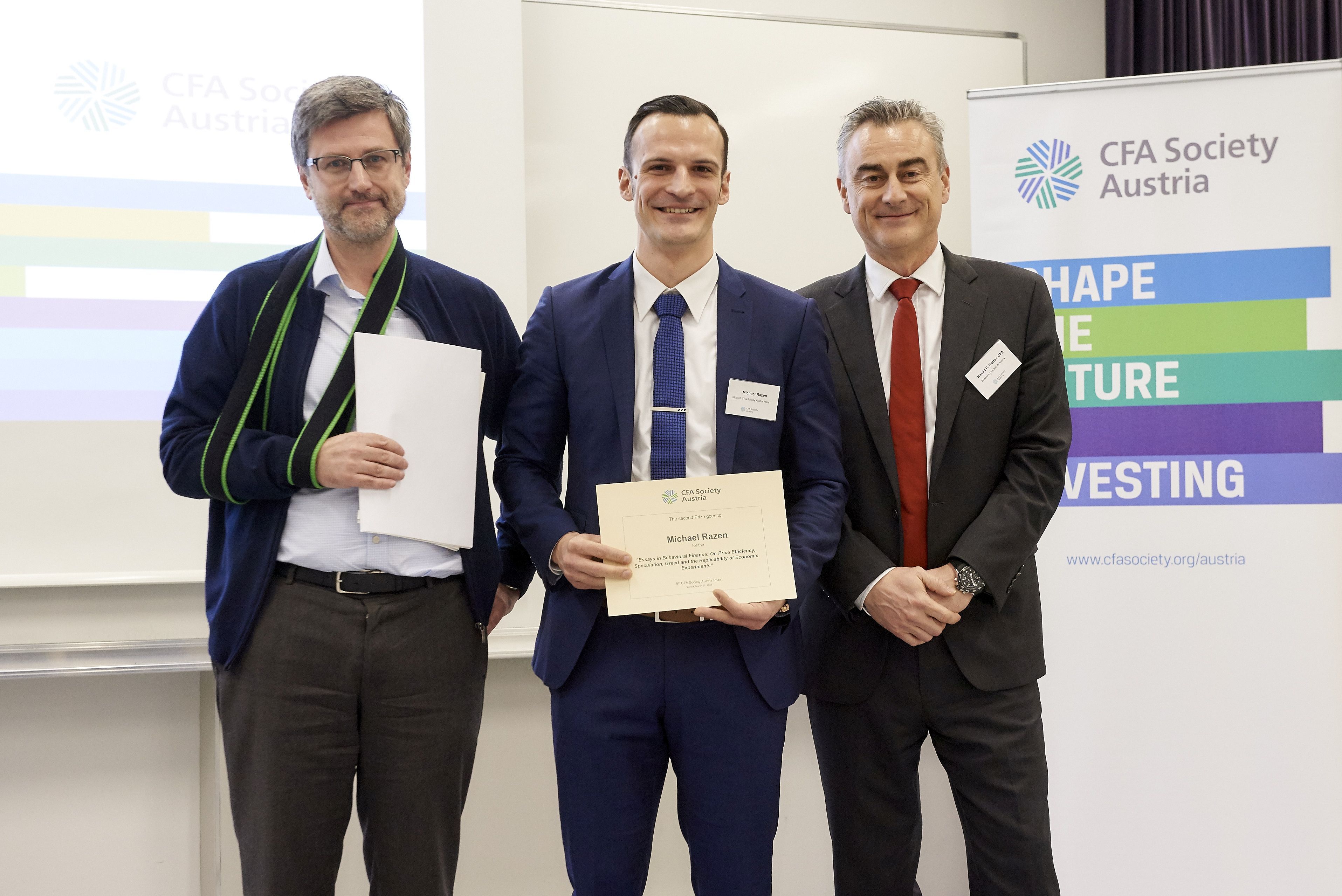 2. Platz: Mitte: Miachel Razen, links: Harald Egger, CFA – Grader, rechts: Harald Holzer, CFA – Präsident CFA Society Austria