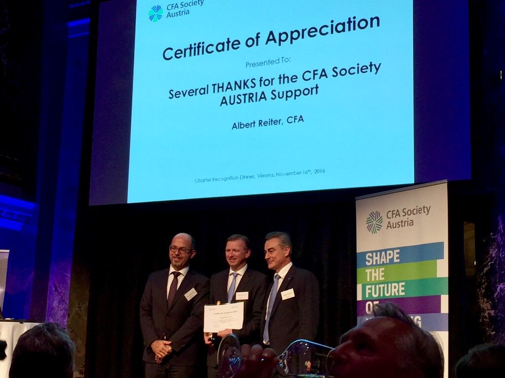 Eine große Ehre: e-fundresearch.com Geschäftsführer Albert Reiter, CFA (seit 2001) wird für seine laufende Unterstüzung der CFA Society Austria ausgezeichnet.
